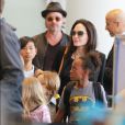 Brad Pitt, sa femme Angelina Jolie et leurs enfants Maddox, Pax, Zahara, Shiloh, Vivienne et Knox prennent l'avion à l'aéroport de Los Angeles le 6 juin 2015.
