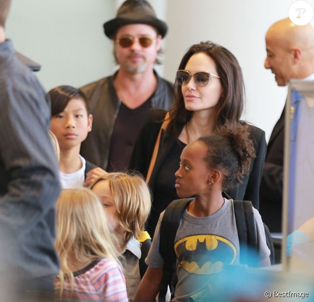 Brad Pitt, sa femme Angelina Jolie et leurs enfants Maddox, Pax, Zahara, Shiloh, Vivienne et Knox prennent l'avion à l'aéroport de Los Angeles le 6 juin 2015.