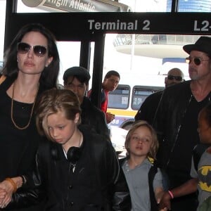 Brad Pitt, sa femme Angelina Jolie et leurs enfants Maddox, Pax, Zahara, Shiloh, Vivienne et Knox prennent l'avion à l'aéroport de Los Angeles pour venir passer quelques jours dans leur propriété de Miraval, le 6 juin 2015.