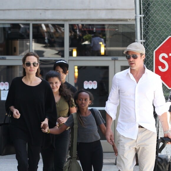 Angelina Jolie et Brad Pitt arrivent à l'aéroport de Los Angeles avec leurs enfants Zahara et Maddox en provenance de Londres, le 14 juin 2014.