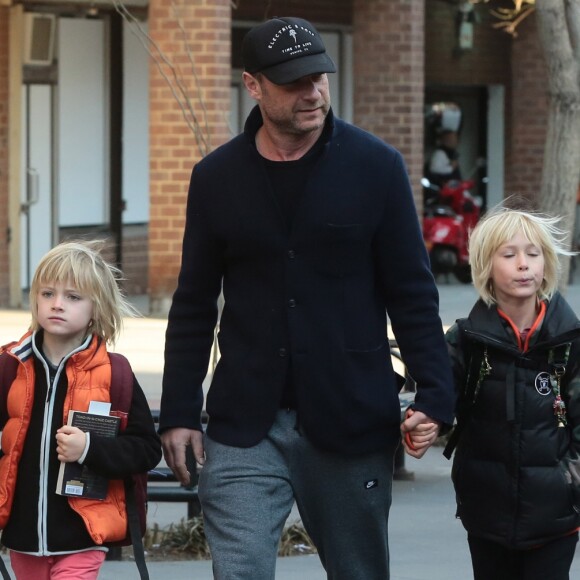 Naomi Watts et son compagnon Liev Schreiber en balade avec leurs enfants Alexander et Samuel à New York le 24 mars 2016.