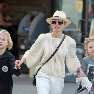 Naomi Watts se promène avec ses fils Alexander et Samuel à New York, le 18 avril 2016.