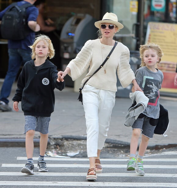 Naomi Watts se promène avec ses fils Alexander et Samuel à New York, le 18 avril 2016.