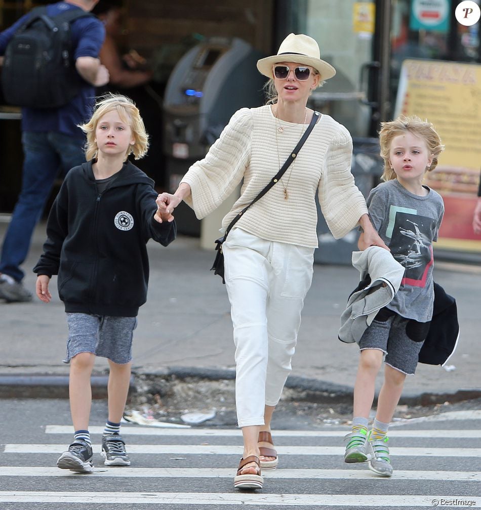 Naomi Watts Et Son Nouveau Compagnon Naomi Watts se promène avec ses fils Alexander et Samuel à New York, le 18  avril 2016. - Purepeople