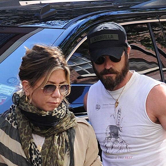 Jennifer Aniston et son mari Justin Theroux quittent l'appartement de Justin à Soho et se rendent à l'hôtel. New York, le 14 juin 2016.