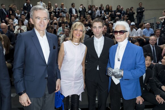 Bernard Arnault, son épouse femme Hélène, Robert Pattinson et Karl Lagerfeld - Défilé Dior Homme printemps-été 2017 au Tennis Club de Paris, le 25 juin 2016. © Olivier Borde/Bestimage