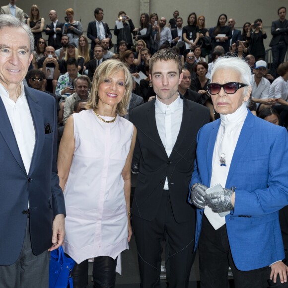 Bernard Arnault, son épouse femme Hélène, Robert Pattinson et Karl Lagerfeld - Défilé Dior Homme printemps-été 2017 au Tennis Club de Paris, le 25 juin 2016. © Olivier Borde/Bestimage