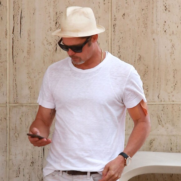 Exclusif - Brad Pitt emmène son fils Maddox Jolie-Pitt faire du shopping à Neiman Marcus à Beverly Hills. Brad a 2 pansements XXL au bras gauche. Le 28 juillet 2016