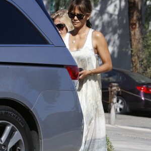 Halle Berry discute avec des amis dans les rues de West Hollywood, le 1er octobre 2016