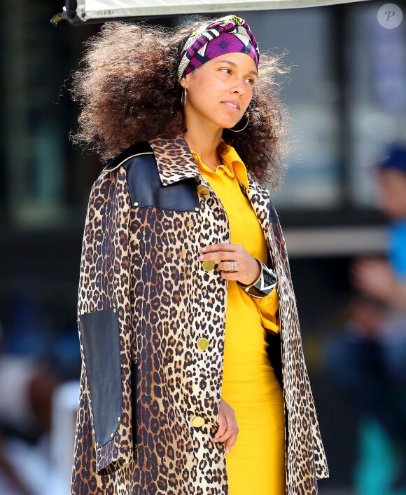 Alicia Keys porte un manteau imprimé léopard à New York le 11 juillet 2016.