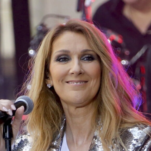 Céline Dion donne un concert lors de sa participation à l'émission "Today" de la chaîne NBC au Rockefeller Plaza à New York, le 22 juillet 2016
