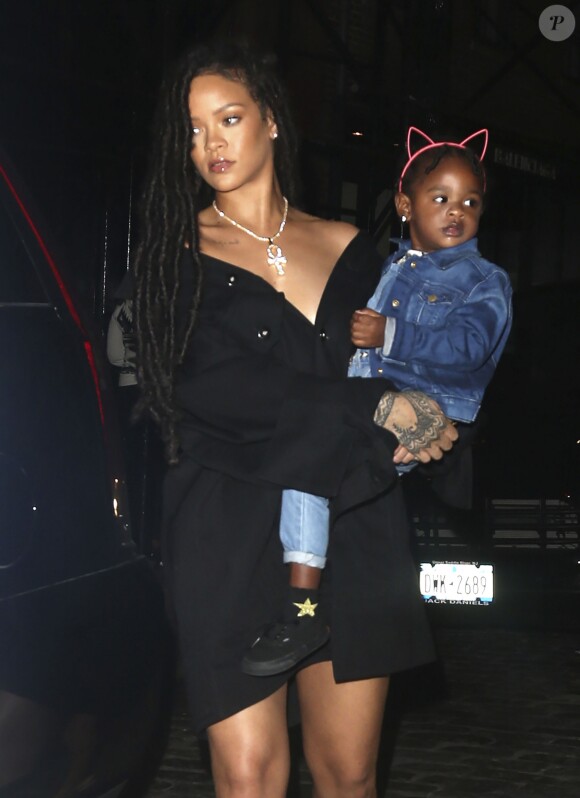 Rihanna qui porte sa nièce Majesty dans ses bras se promènent à New York le 7 octobre 2016.