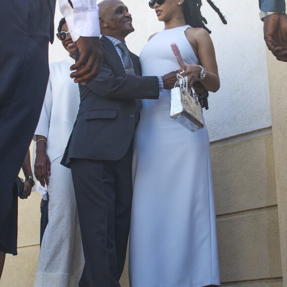 Semi-exclusif - Rihanna et son grand-père Lionel Braithwaite - Rihanna assiste au baptême de son neveu Nicoli Carter dans une église de la Barbade le 9 octobre 2016.