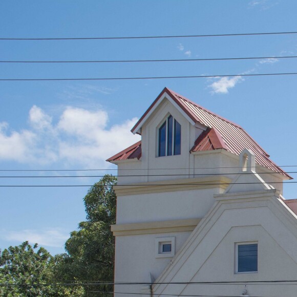 Semi-exclusif - Rihanna et son grand-père Lionel Braithwaite - Rihanna assiste au baptême de son neveu Nicoli Carter dans une église de la Barbade le 9 octobre 2016.