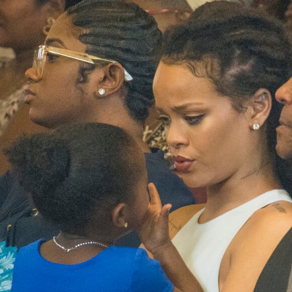 Semi-exclusif - Rihanna et son grand-père Lionel Braithwaite - Rihanna assiste au baptême de son neveu Nicoli Carter dans une église de la Barbade le 9 octobre 2016.