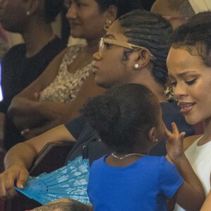 Semi-exclusif - Rihanna et son grand-père Lionel Braithwaite - Rihanna assiste au baptême de son neveu Nicoli Carter dans une église de la Barbade le 9 octobre 2016.