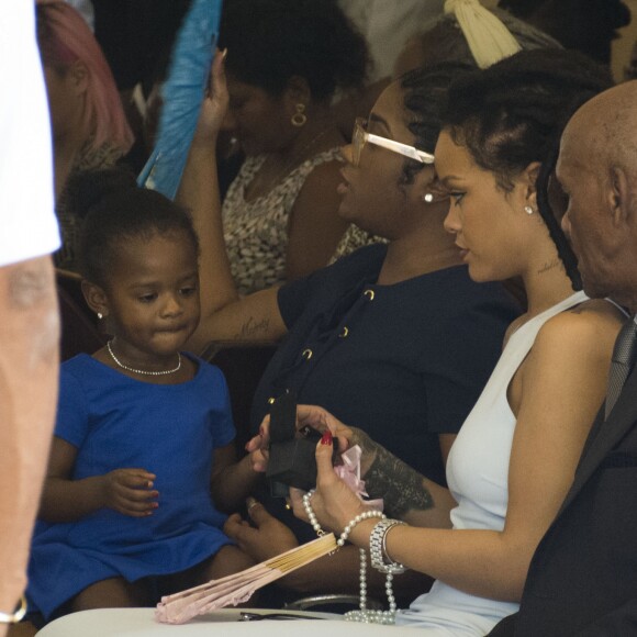 Semi-exclusif - Rihanna et son grand-père Lionel Braithwaite - Rihanna assiste au baptême de son neveu Nicoli Carter dans une église de la Barbade le 9 octobre 2016.