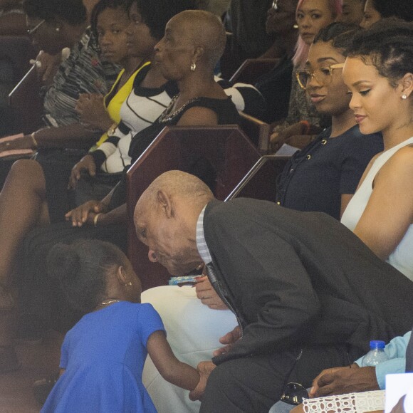 Semi-exclusif - Rihanna et son grand-père Lionel Braithwaite - Rihanna assiste au baptême de son neveu Nicoli Carter dans une église de la Barbade le 9 octobre 2016.