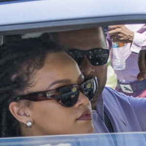 Semi-exclusif - Rihanna et son grand-père Lionel Braithwaite - Rihanna assiste au baptême de son neveu Nicoli Carter dans une église de la Barbade le 9 octobre 2016.