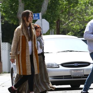 Exclusif - Shia LaBeouf est allé déjeuner avec sa compagne Mia Goth accompagnée de sa grand mère Maria Gladys le jour de Pâques à Sherman Oaks le 27 Mars 2016.