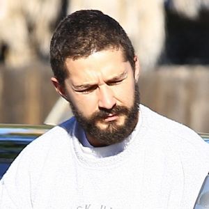 Shia Labeouf va chercher sa petite-amie Mia Goth en voiture à Sherman Oaks, le 16 novembre 2015.