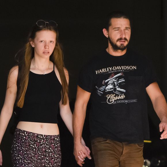 Exclusif - Shia LaBeouf et sa petite amie Mia Goth se promènent, main dans la main, à la sortie du restaurant 'Mendocino Farms' à Sherman Oaks, le 13 octobre 2015