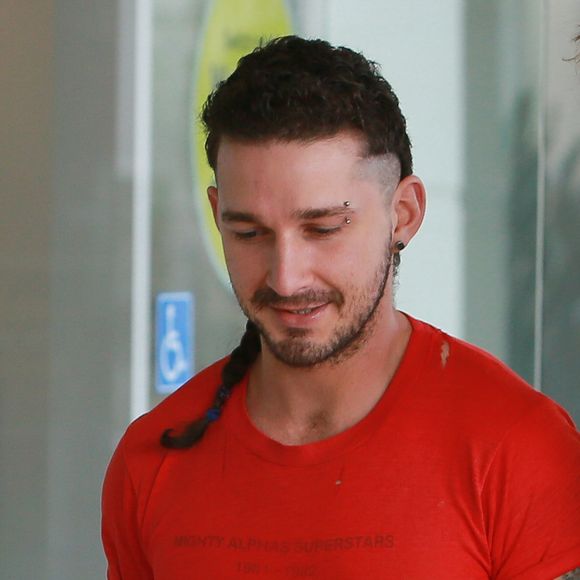 Shia LaBeouf se promène avec sa petite amie Mia Goth à Studio City le 28 février 2015.