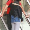 Shia LaBeouf et sa petite amie Mia Goth s'embrassent en public dans les rues de Los Angeles. Le 28 février 2015