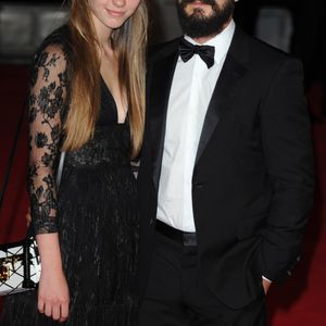 Shia LaBeouf et sa petite-amie Mia Goth - Arrivée des people à la première du film "Fury" lors de la cérémonie de clôture du 58ème BFI London Film Festival à Londres, le 19 octobre 2014.