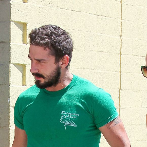 Shia LaBeouf et sa petite amie Mia Goth se baladent dans les rues de Los Angeles, le 22 aout 2014