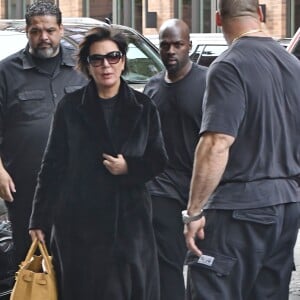 Kim Kardashian arrive à son appartement à New York le 3 octobre 2016. Elle est de retour de Paris où elle a été agressée et détroussée de 10 millions de dollars. Elle a quitté Paris en jet privé ce matin (le 3 octobre 2016) accompagnée de sa mère Kris Jenner. Son mari Kanye West est venu la chercher à l'aéroport Teterboro.