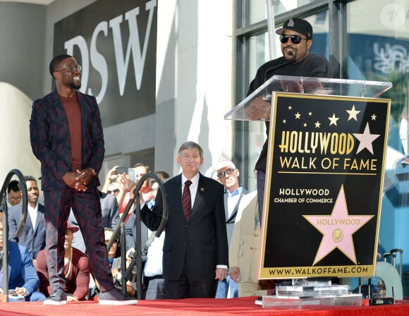 Kevin Hart reçoit son étoile sur le Hollywood Walk of Fame de Los Angeles, le 10 octobre 2016. Ici avec Ice Cube.