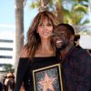 Kevin Hart reçoit son étoile sur le Hollywood Walk of Fame de Los Angeles, le 10 octobre 2016. Ici avec Halle Berry.