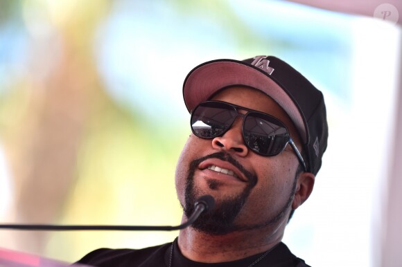 Kevin Hart reçoit son étoile sur le Hollywood Walk of Fame de Los Angeles, le 10 octobre 2016. Ici Ice Cube au micro.