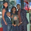 Kevin Hart reçoit son étoile sur le Hollywood Walk of Fame de Los Angeles, le 10 octobre 2016. Ici avec sa femme Eniko Parrish et ses enfants Hendrix et Heaven.