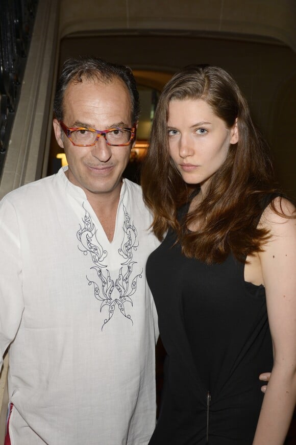 Emmanuel de Brantes et une amie - Vente aux enchères "Les Coeurs des Créateurs" chez Christie's au profit de le Chaîne de l'Espoir à Paris le 3 juillet 2014.