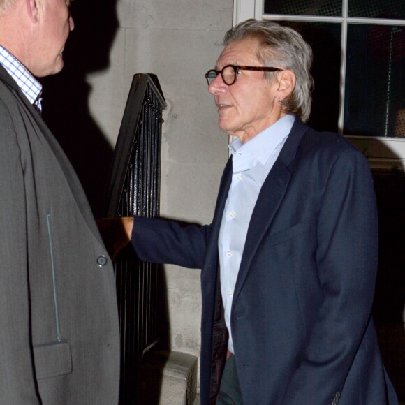 Exclusif - Harrison Ford, qui s'est cassé la jambe sur le tournage de "Star Wars : Episode VII" sort d'un immeuble à Londres le 29 juin 2014