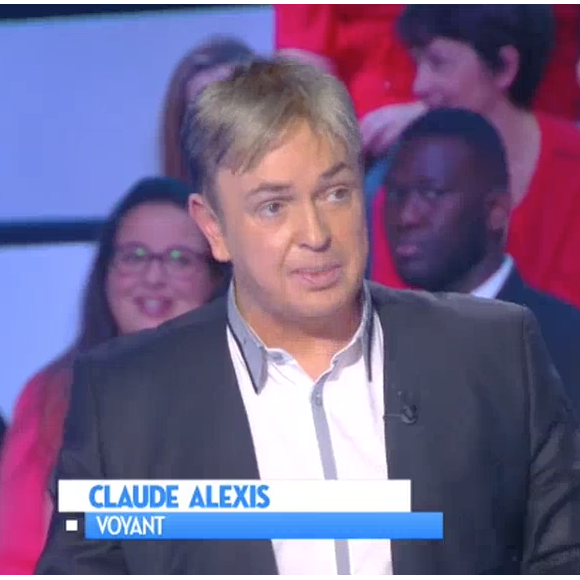 Cyril Hanouna face au voyant Claude Alexis dans "Touche pas à mon aprem" sur C8. Le 13 octobre 2016.