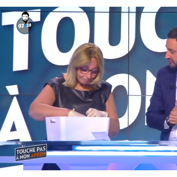 Cyril Hanouna perd une dent en direct lors de ses "35 heures de live". Un dentiste débarque sur le plateau. Le 13 octobre 2016 sur C8.