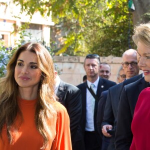 La reine Rania de Jordanie a fait visiter à la reine Mathilde de Belgique et à Alexander De Croo, vice-premier ministre et ministre de la coopération belge, la Jordan River Foundation et son showroom à Amman, Jordanie, le 25 octobre 2016, lors d'une visite de travail humanitaire de deux jours de la reine belge.