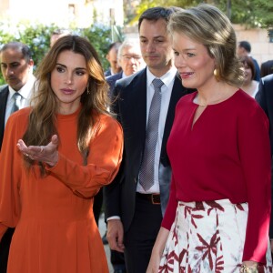 La reine Rania de Jordanie a fait visiter à la reine Mathilde de Belgique et à Alexander De Croo, vice-premier ministre et ministre de la coopération belge, la Jordan River Foundation et son showroom à Amman, Jordanie, le 25 octobre 2016, lors d'une visite de travail humanitaire de deux jours de la reine belge.