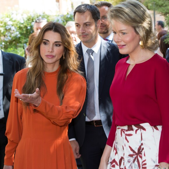 La reine Rania de Jordanie a fait visiter à la reine Mathilde de Belgique et à Alexander De Croo, vice-premier ministre et ministre de la coopération belge, la Jordan River Foundation et son showroom à Amman, Jordanie, le 25 octobre 2016, lors d'une visite de travail humanitaire de deux jours de la reine belge.