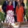 La reine Rania de Jordanie a fait visiter à la reine Mathilde de Belgique et à Alexander De Croo, vice-premier ministre et ministre de la coopération belge, la Jordan River Foundation et son showroom à Amman, Jordanie, le 25 octobre 2016, lors d'une visite de travail humanitaire de deux jours de la reine belge.