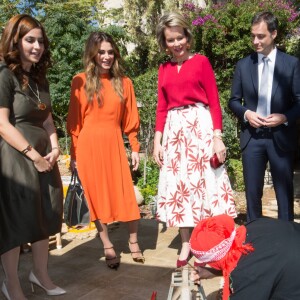 La reine Rania de Jordanie a fait visiter à la reine Mathilde de Belgique et à Alexander De Croo, vice-premier ministre et ministre de la coopération belge, la Jordan River Foundation et son showroom à Amman, Jordanie, le 25 octobre 2016, lors d'une visite de travail humanitaire de deux jours de la reine belge.