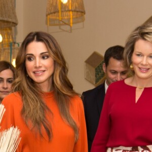 La reine Rania de Jordanie a fait visiter à la reine Mathilde de Belgique et à Alexander De Croo, vice-premier ministre et ministre de la coopération belge, la Jordan River Foundation et son showroom à Amman, Jordanie, le 25 octobre 2016, lors d'une visite de travail humanitaire de deux jours de la reine belge.
