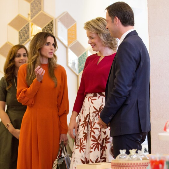 La reine Rania de Jordanie a fait visiter à la reine Mathilde de Belgique et à Alexander De Croo, vice-premier ministre et ministre de la coopération belge, la Jordan River Foundation et son showroom à Amman, Jordanie, le 25 octobre 2016, lors d'une visite de travail humanitaire de deux jours de la reine belge.