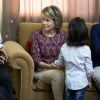 La reine Mathilde de Belgique lors d'une visite dans une maison d'une famille de réfugiés syriens accompagnée d'Alexander De Croo, Vice-Premier Ministre et Ministre de la Coopération au développement belge, à Mafraq, le 24 octobre 2016 lors d'un voyage humanitaire en Jordanie.