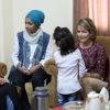 La reine Mathilde de Belgique lors d'une visite dans une maison d'une famille de réfugiés syriens accompagnée d'Alexander De Croo, Vice-Premier Ministre et Ministre de la Coopération au développement belge, à Mafraq, le 24 octobre 2016 lors d'un voyage humanitaire en Jordanie.