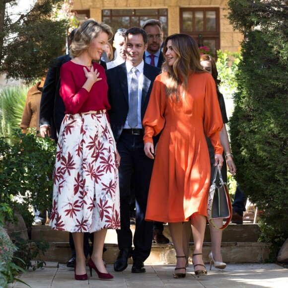 La reine Rania de Jordanie a fait visiter à la reine Mathilde de Belgique et à Alexander De Croo, vice-premier ministre et ministre de la coopération belge, la Jordan River Foundation et son showroom à Amman, Jordanie, le 25 octobre 2016, lors d'une visite de travail humanitaire de deux jours de la reine belge.
