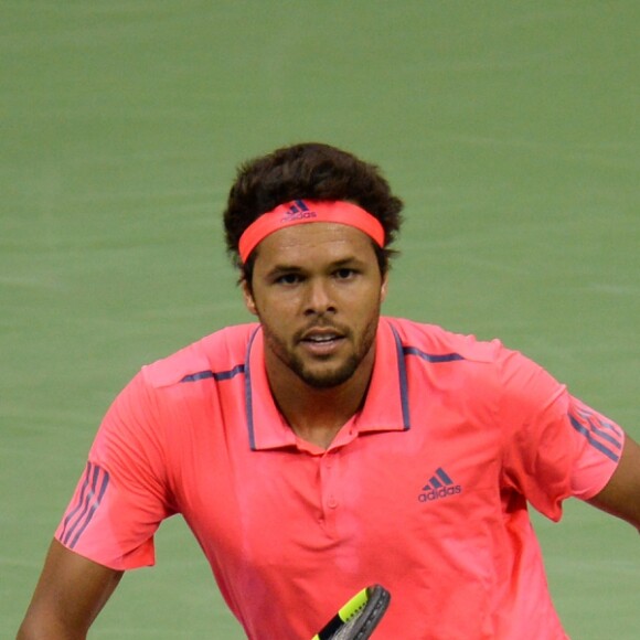 Jo-Wilfried Tsonga abandonne contre Novak Djokovic en quarts de finale de l'US Open, à New York, le 6 septembre 2016.